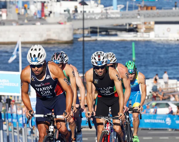 サイクリングのトライアスロン Joao Silva Wynngard サンダーに囲まれて他のライバル男子 Itu 世界トライアスロン シリーズのイベントに 2015 ストックホルム — ストック写真