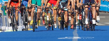 Tekerlekler, bacaklar ve ayakkabı döngüsü