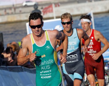 Stockholm, İsveç - 23 Ağustos 2015: Erkekler Itu Dünya Triatlon Şampiyonası 'nda koşan üç renkli triatlet, 23 Ağustos 2015 Stockholm, İsveç