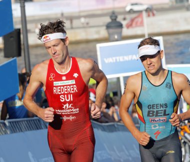 Stockholm, İsveç - 23 Ağustos 2015: 23 Ağustos 2015 Stockholm, İsveç 'te düzenlenen Erkekler Itu Dünya Triatlon Şampiyonası' nda koşan iki triatlet Sürücü ve Geens