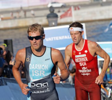 İki çalışan triathletes