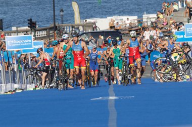 Stockholm, İsveç - 23 Ağustos 2015: Bir grup triatlet, İsveç 'in Stockholm kentinde düzenlenen Dünya Erkekler Triatlon Şampiyonası' nda dönüşüm bölgesine bisikletlerini park ediyorlar.