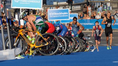 Döngüleri otopark ve geçiş yerinde değiştirme triathletes 