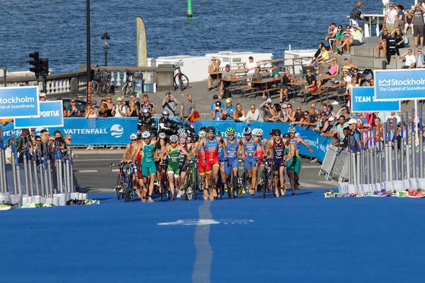 Большая группа триатлонистов бегает в переходной зоне — стоковое фото