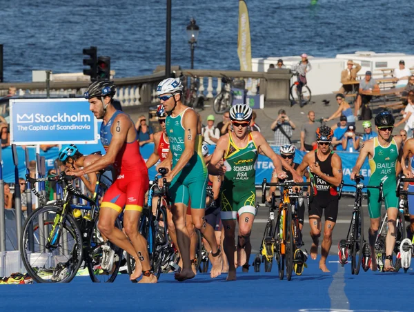 Gruppo di triatleti cicli di parcheggio nella zona di transizione — Foto Stock