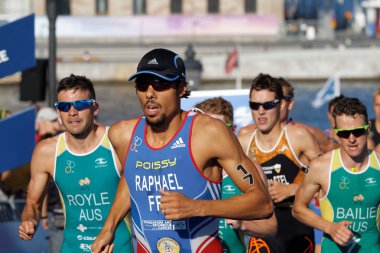 Triathletes Raphael, Royle, Bailie çalışan grubunun yakın çekim,