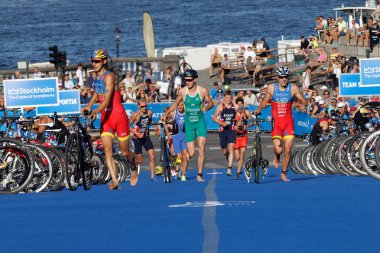 Triathletes geçiş bölgesi içinde bisiklet ile çalışan
