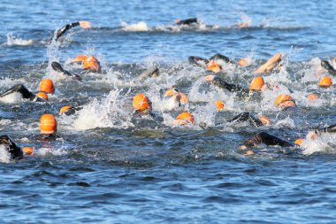 Stockholm - 23 Ağustos 2015: Yüzme kaos 2015 Stockholm, İTÜ dünya triatlon Event'de turuncu banyo kapaklar giyen gezinme erkek yüzücüler