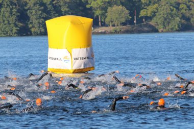 Stockholm - 23 Ağustos 2015: Yüzme kaos 2015 Stockholm, İTÜ dünya triatlon Event'de turuncu banyo kapaklar giyen gezinme erkek yüzücüler
