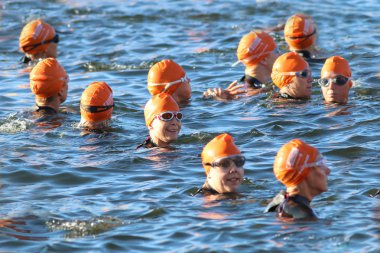 Wat turuncu banyo kapakları giyen Gülümseyen kadın triathlete