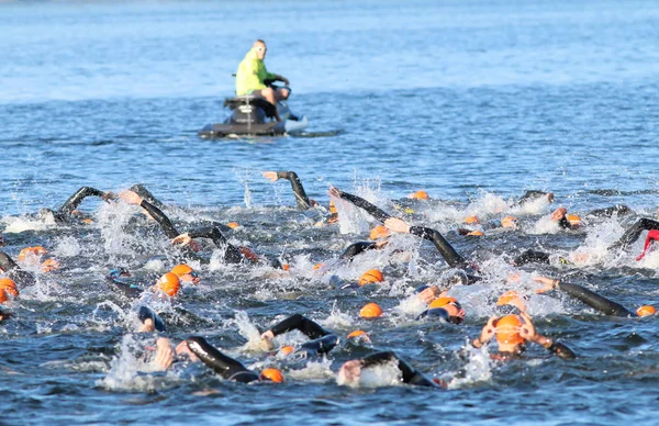 Zwemmen chaos van mannelijke zwemmers dragen oranje Badmutsen — Stockfoto