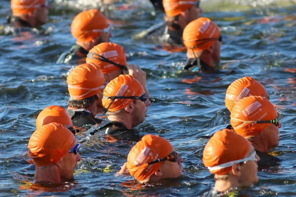 Gros plan sur un groupe de nageurs de sexe masculin portant des bonnets de bain orange — Photo