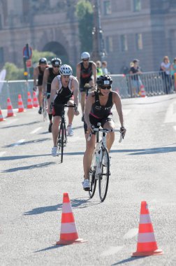 Stockholm - 23 Ağustos 2015: Stockholm 'deki Itu Dünya Triatlonu' nda bir köprü üzerinde bisiklet triatlonu yarışmacıları grubu