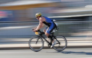 Stockholm - 23 Ağustos 2015: Hızlı bisikletli siyah, gelişmiş bir bisiklete binen adam, hız Stockholm 'deki Itu World Triatlon etkinliğinde düşüşe geçti.