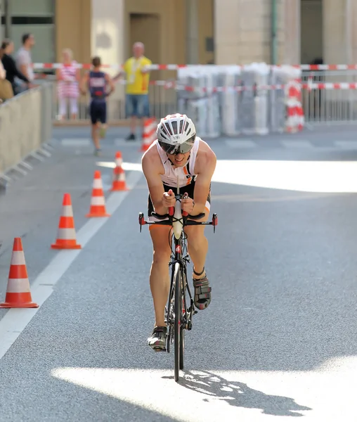 Cycling female triathlete concentrating to get low air resistanc — Stock Photo, Image