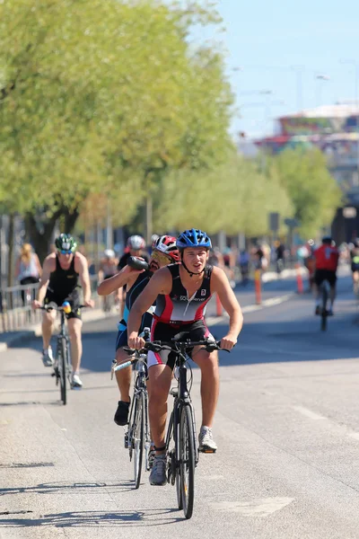 Ciclista seguito da concorrenti, alberi sullo sfondo — Foto Stock