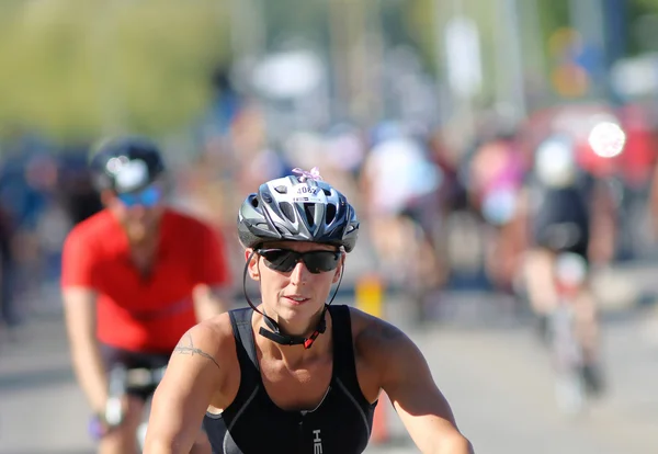 Gros plan sur la cycliste suivie de compétiteurs déconcentrés — Photo