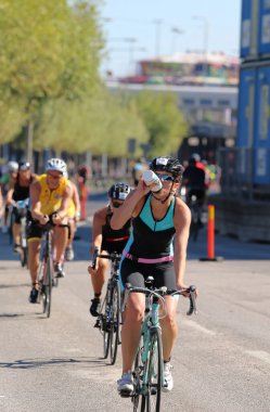 Stockholm - 23 Ağustos 2015: Stockholm 'de Itu World Triathlon etkinliğinde içme suyu ve bisiklete binen bisikletçiler