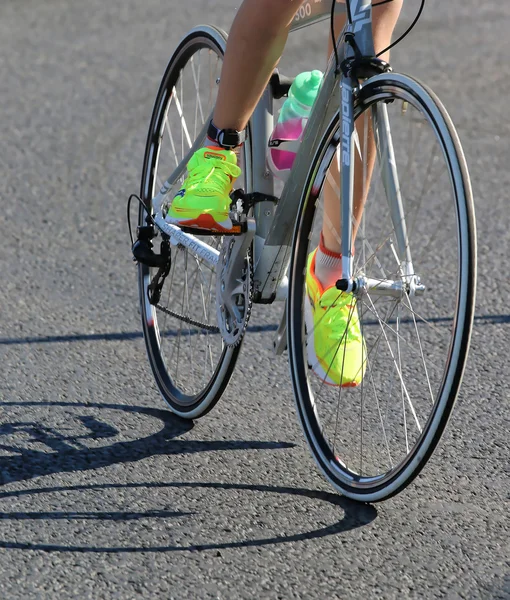 Stockholm Agosto 2015 Gambe Piedi Una Ciclista Con Scarpe Gialle — Foto Stock