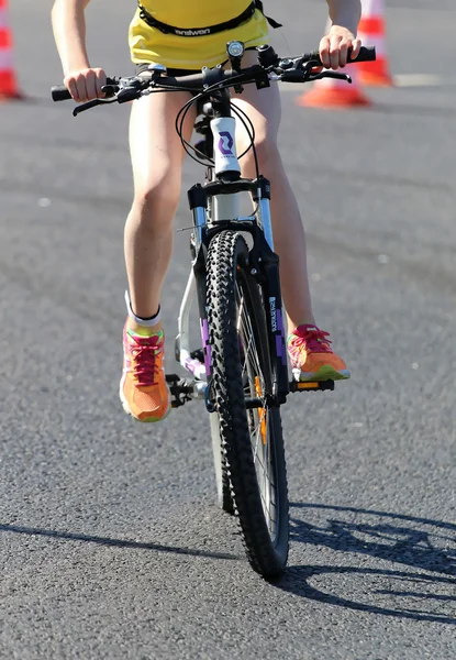 Bacaklar ve ayaklar bir triatlon olay Bisiklete binme bir çocuğun — Stok fotoğraf