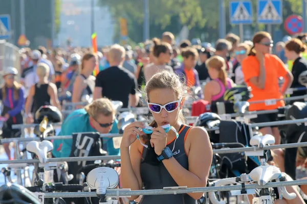 Hermosa mujer la fijación de las gafas de baño antes de que el rac triatlón —  Fotos de Stock