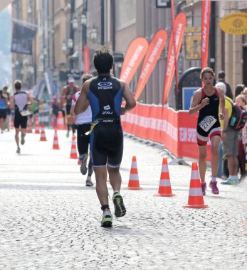 Stockholm - 23 Ağustos 2015 Stockholm 'de Itu World Triatlon etkinliğinde bir grup koşucunun arka görüntüsü