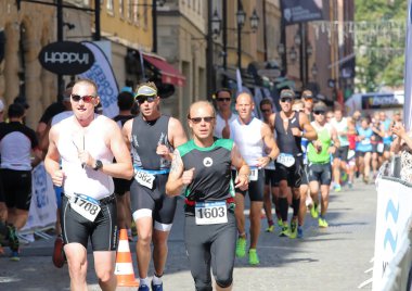Stockholm - 23 Ağustos 2015 Stockholm 'de Itu World Triathlon etkinliğinde güneş gözlüğü takan büyük bir grup erkek