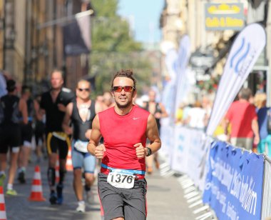 Kırmızı gömlek triatlon durumda çalışan adam