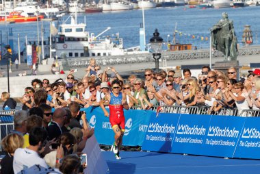 Stockholm, İsveç - 23 Ağustos 2015: Triatlet Javier Gomez Noya erkekler İTÜ dünya triatlon serisi olay triatlon Event'de 23 Ağustos 2015 Stokholm, İsveç'te kazanan önce birkaç metre