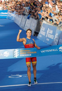 Triatlet Javier Gomez yumruk triatlon kazanan bir yumruk