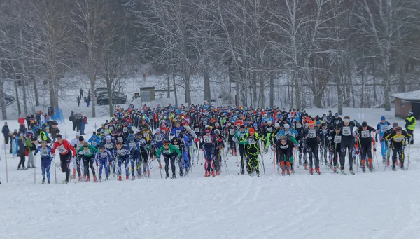 Momento di partenza per un grande gruppo di sciatori di fondo colorati — Foto Stock