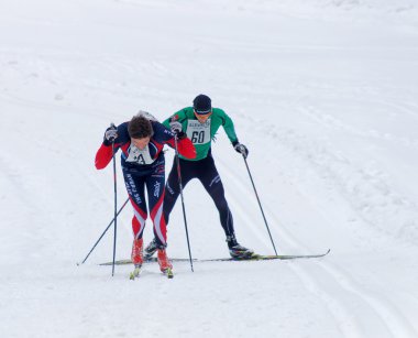 Stockholm - 24 Ocak 2016: Stockholm Kayak Maratonu etkinliğinde yokuş yukarı bir pistte koşan iki kros kayakçı 24 Ocak 2016