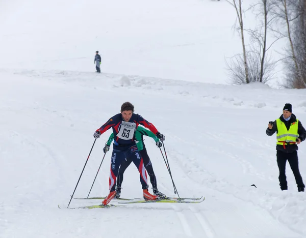 Due uomini di sci di fondo che corrono in salita — Foto Stock