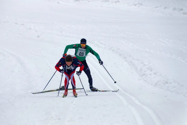Стокгольм 2016 Двое Лыжников Бегут Горном Склоне Лыжном Марафоне Стокгольме — стоковое фото
