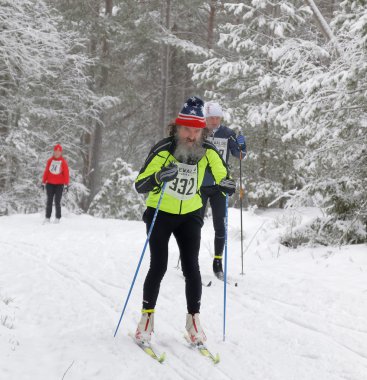 Yaşlı adam ile büyük gri sakal cross country kayak