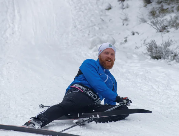 Sorrindo homem esqui cross country faz uma reviravolta na neve — Fotografia de Stock