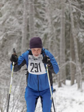 Yaşlı adam mavi elbise cross country kayak
