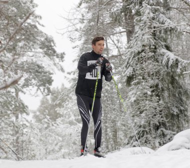 Cross country kayak adam güzel ormanın içinde yabancılara