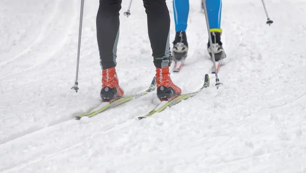 Närbild på speedy färgglada himmel, fötter och ben av en cross utveck — Stockfoto