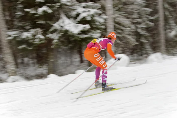 Sidovy av snabba färgglada cross country skidåkning girl — Stockfoto