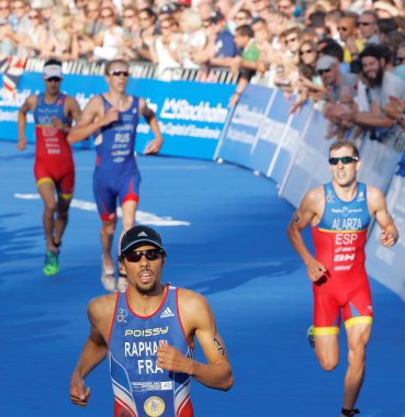 Dört çalıştıran ve triathletes bitirmek mücadele
