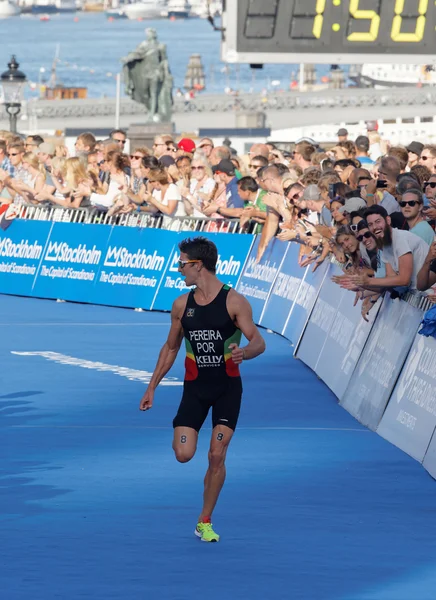 웃 고 실행 triathlete Joao Pereira는 fini에서 싸우는 — 스톡 사진