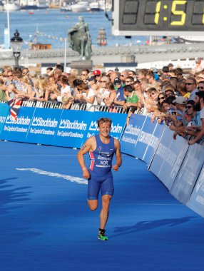 Triathlete Kristian Blummenfelt (Nor) bitirmek çalışan