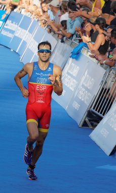 Çalışan triatlet Francesc Godoy (Esp) bitirmek