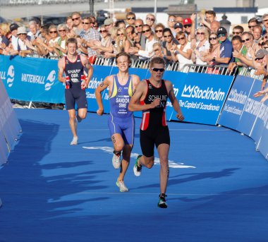 Tarafından Gabriel Sandor ve keskin Schilling kovaladı triatlet çalıştıran 