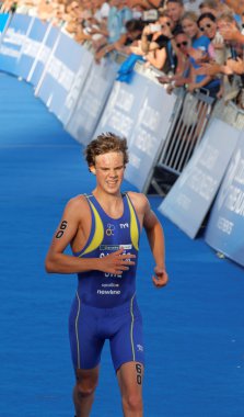 Çalışan triatlet Gabriel Sandor (Swe) bitirmek
