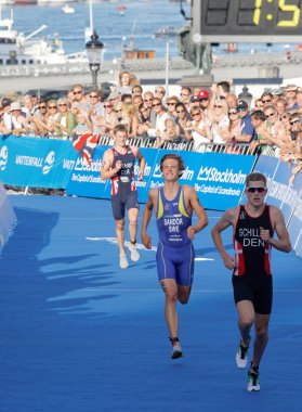 Tarafından Gabriel Sandor ve keskin Schilling kovaladı triatlet çalıştıran 