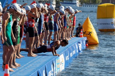 Erkek Yüzme rakip başlangıç işareti bekliyoruz