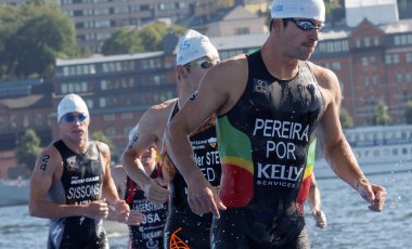 Erkek yüzücüler denizden tırmanma