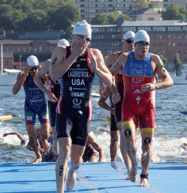 Erkek yüzücüler denizden tırmanma